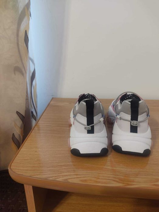 Adidași ash  sunt noi