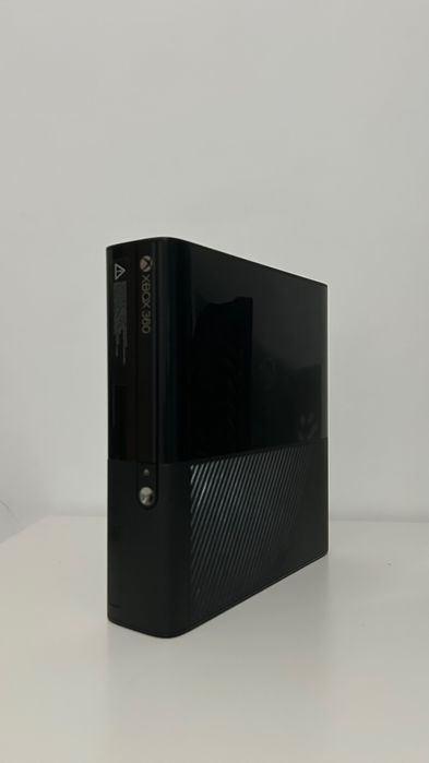 Xbox 360 (Complet functional, folosit sub 10 ore) + 3 Jocuri Bonus