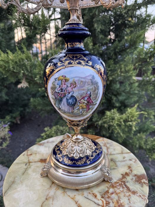 Lampa deosebita din portelan pictat si ornamente din metal aurit