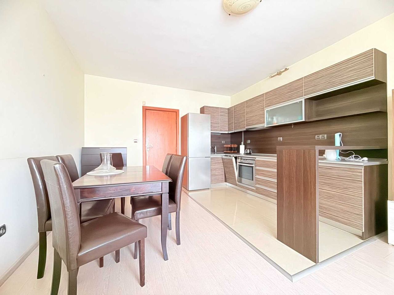 Дава се под наем Двустаен апартамент в София, Център - 75 кв.м за 627.3 € - Снимка #2