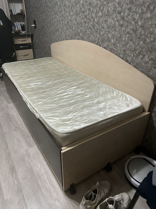 Односпальная кровать двойная с матрасом