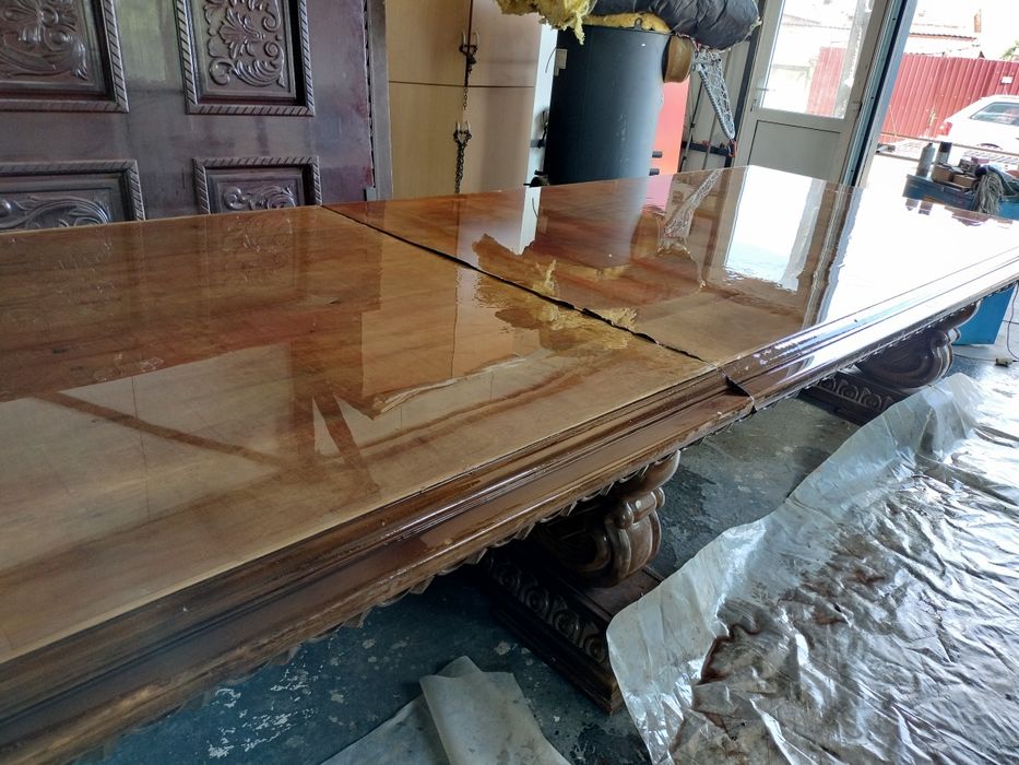 Vând set masa și poartă sculptate lemn masiv.
