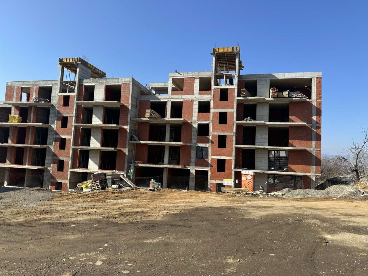 Продава се Тристаен апартамент в Благоевград, Освобождение - 99 кв.м за 1000 €/кв.м - Снимка #2