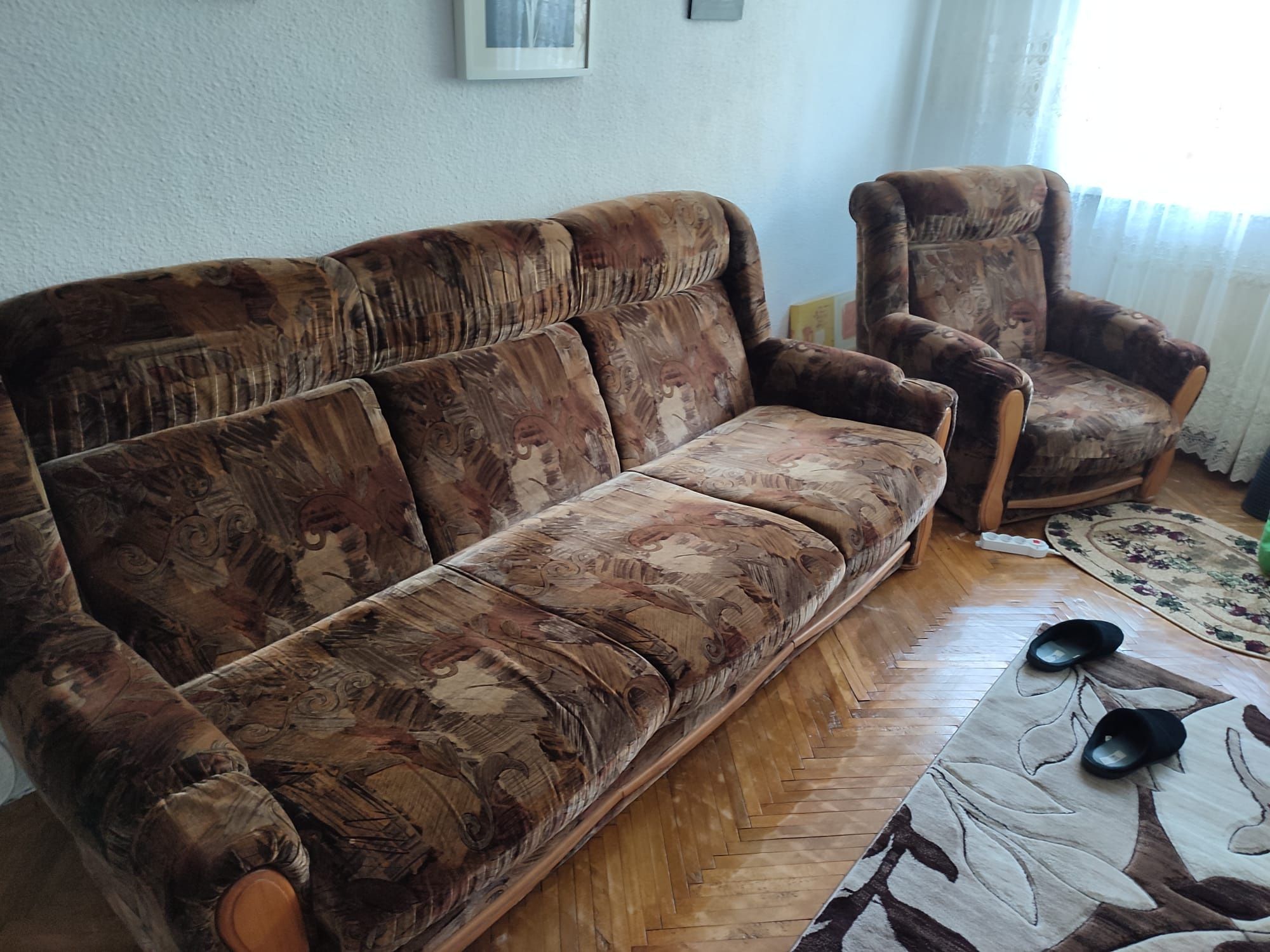 Vitrina sufragerie, și canapea extensibila cu fotolii stare buna