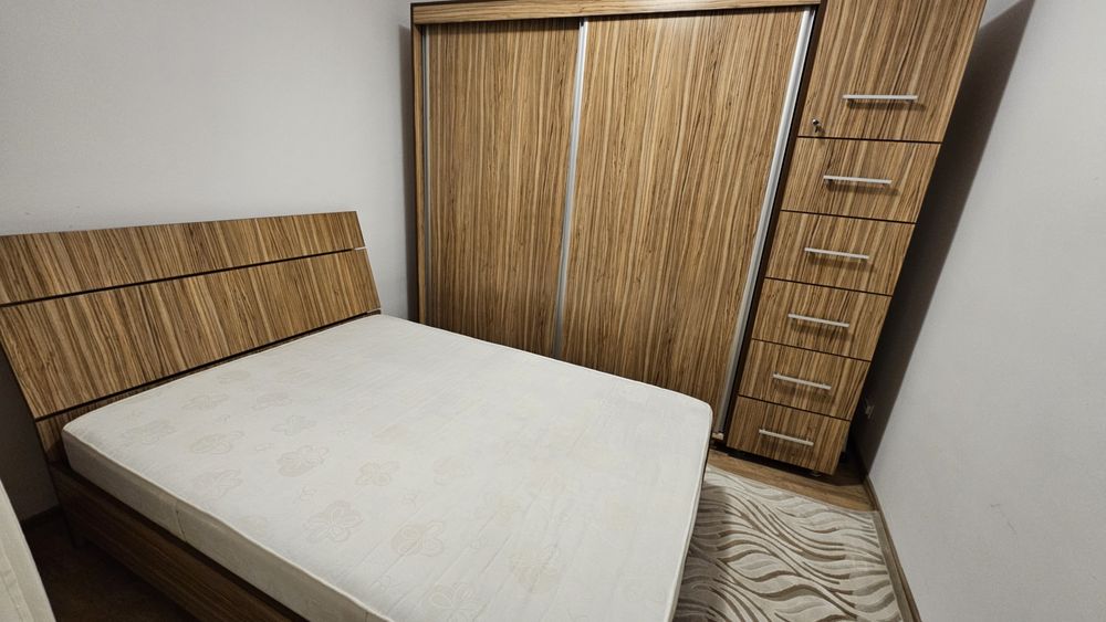 Dormitor ,pat 2m×140,foarte putin folosit,facut la comanda,.