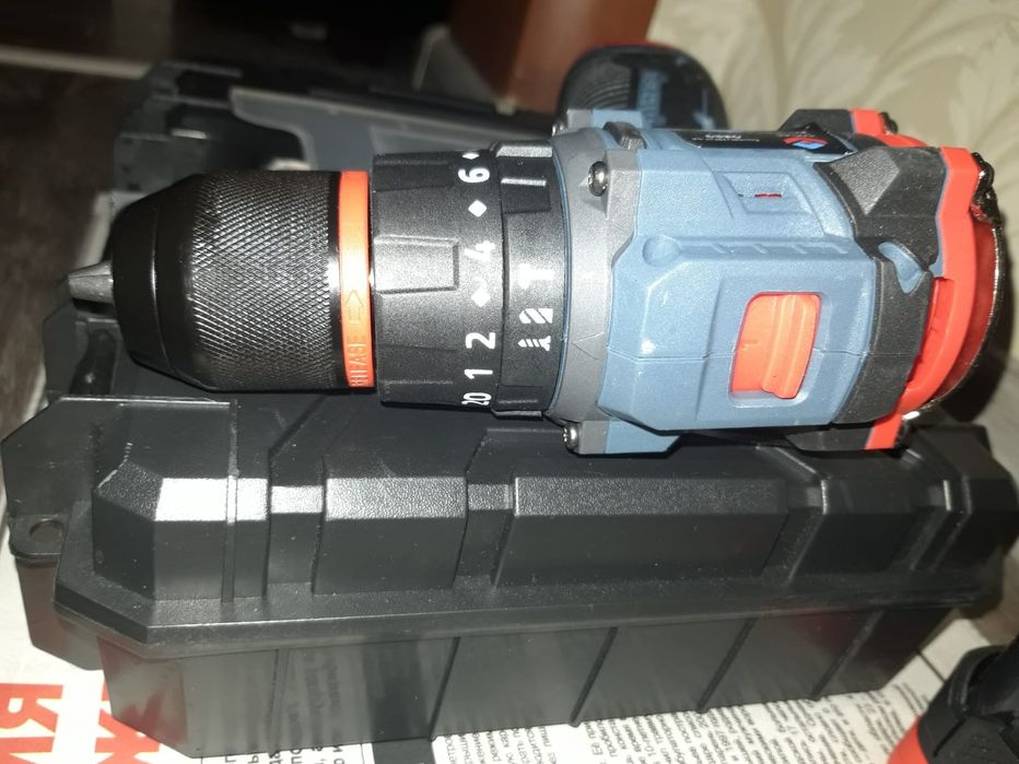 Шуруповёрт бесщёточный на 18V с функцией отбойник.