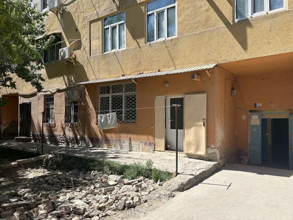 Dexqon bozari yonida 3xonali kv sotiladi