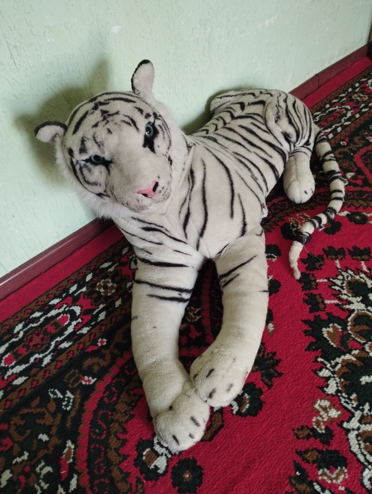Myahkiy igrushka sotiladi tigr