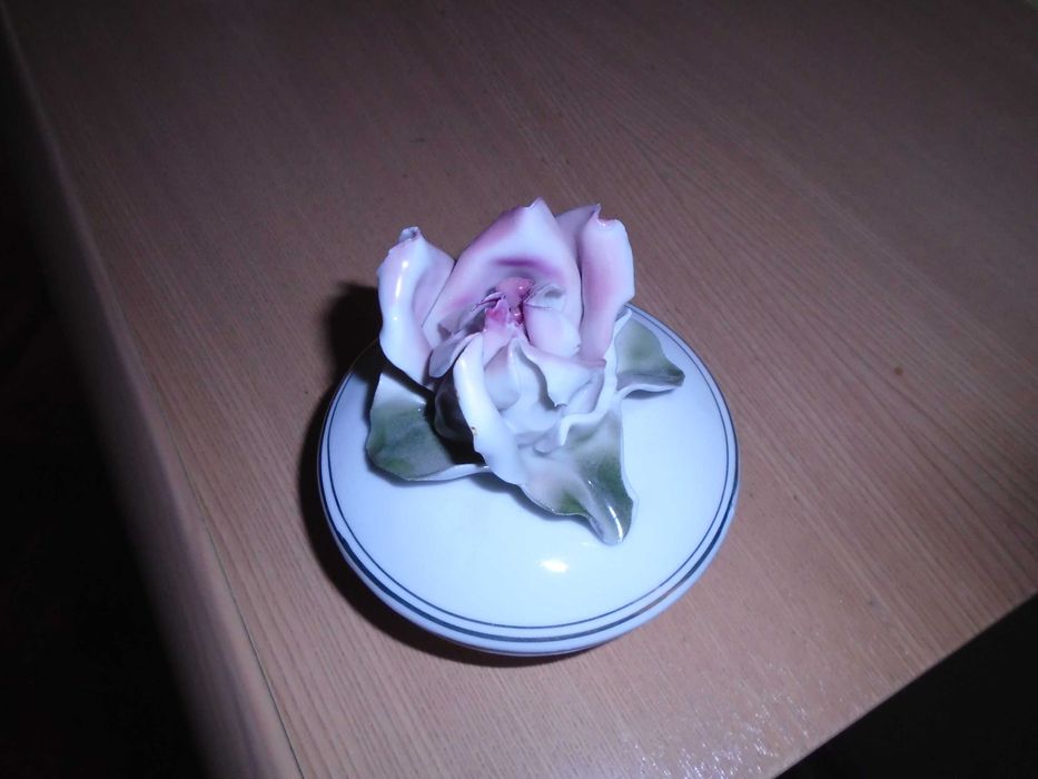 Caseta + bibelou portelan trandafiri