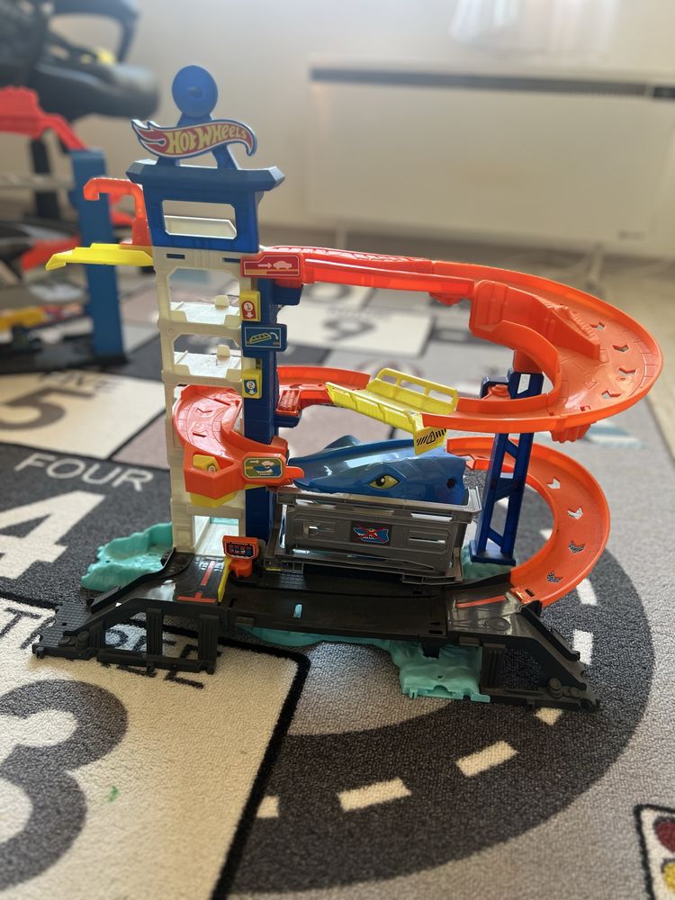Писта на Mario kart и hot wheels