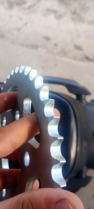 Vând pinion spate