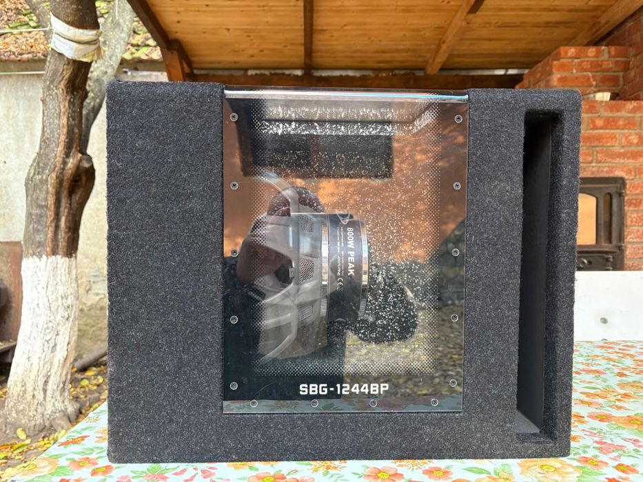 Subwoofer și stație Alpine 800 W
