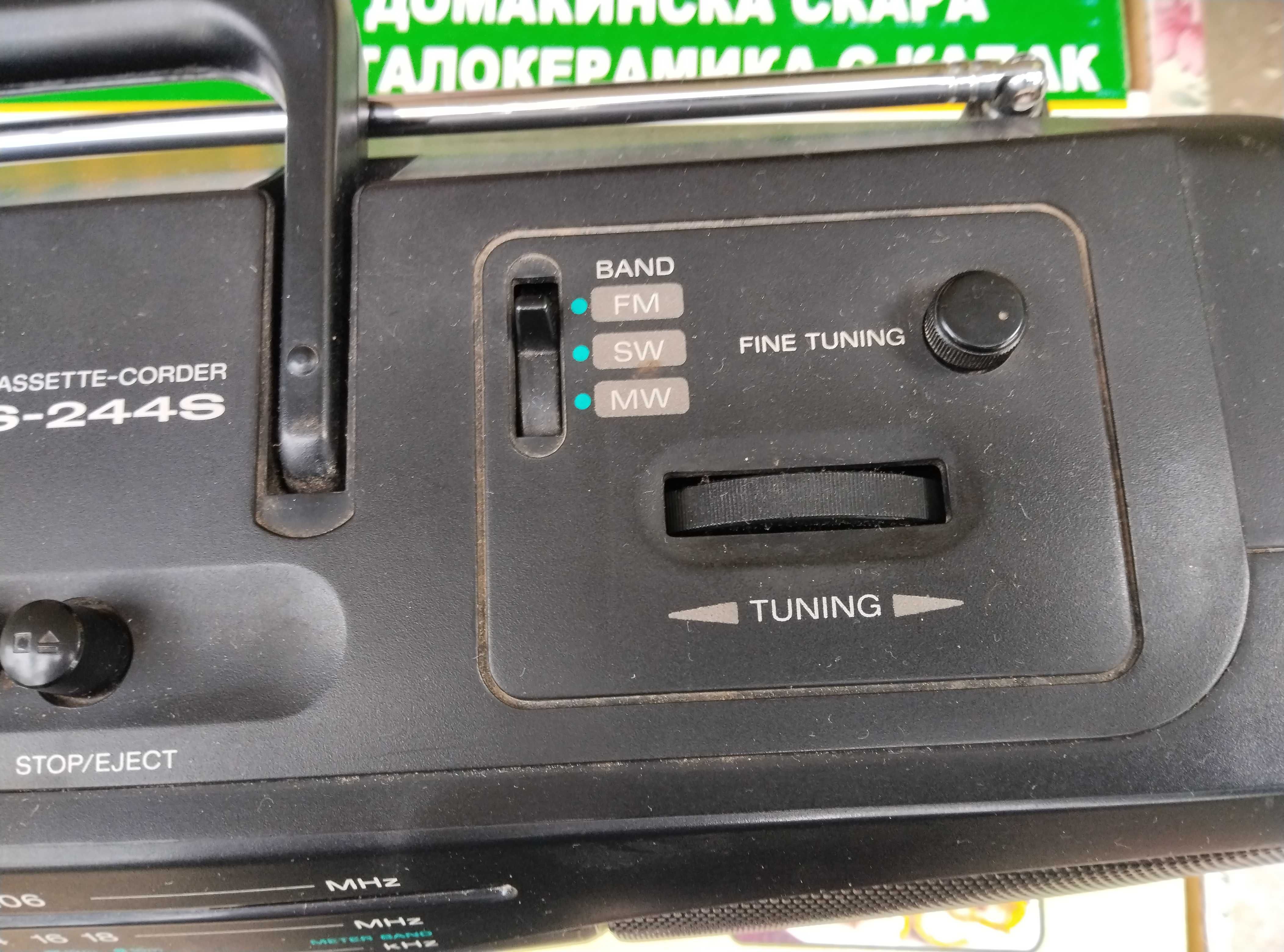 Радиокасетофон Sony CFS-244S в отлично визуално състояние