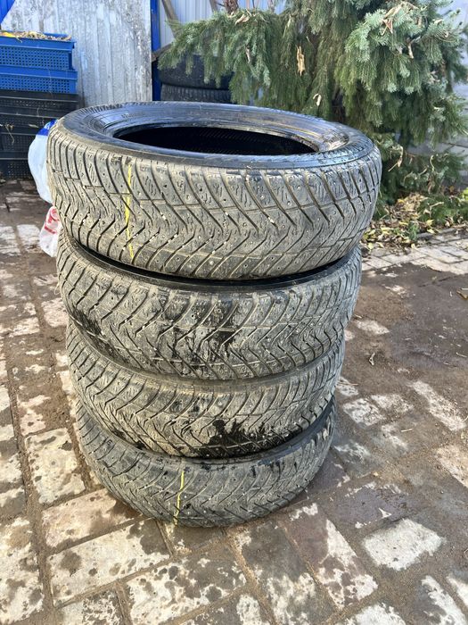 Продам зимнюю резину 215/65/r17