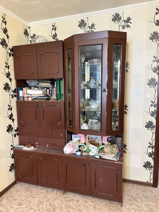 Шкаф сервант дерево