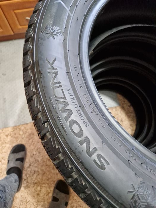 Комплект зимних шин 235/60R18