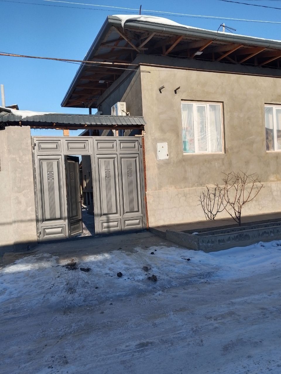 Uy xovli sotiladi