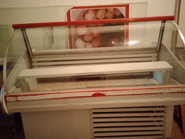Продается холодильник витринный 1,5 метровый