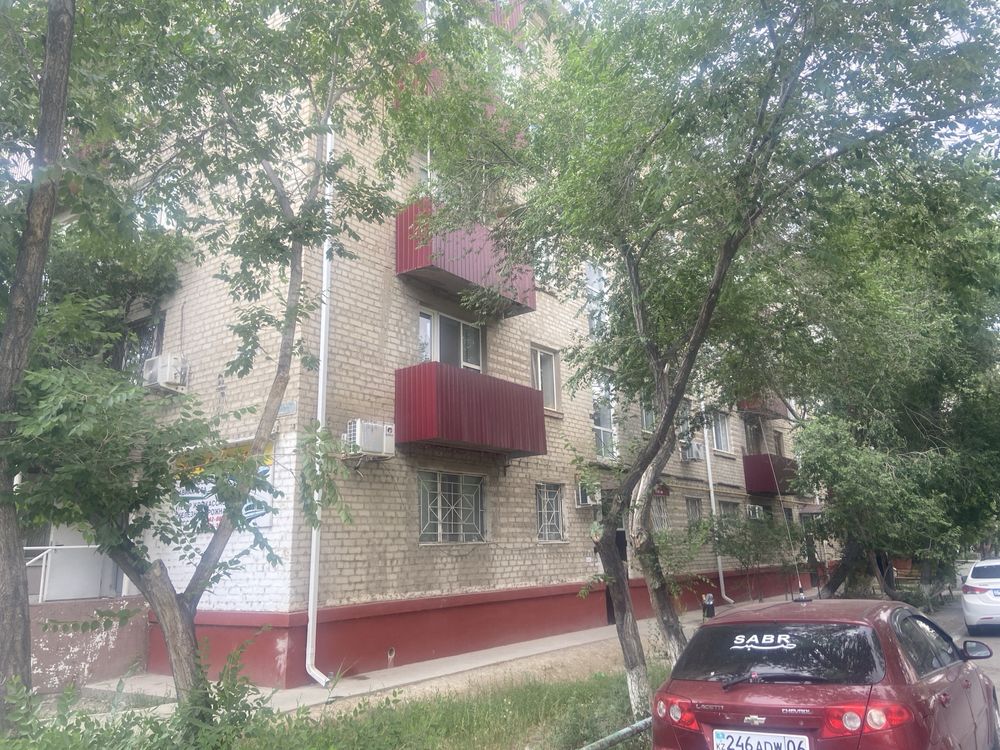 Продам квартиру 3х комнатную азаттык 42а