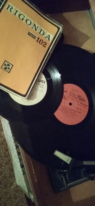 Стереорадиола Регонда 102  Радио и проигрователь для пластинок,