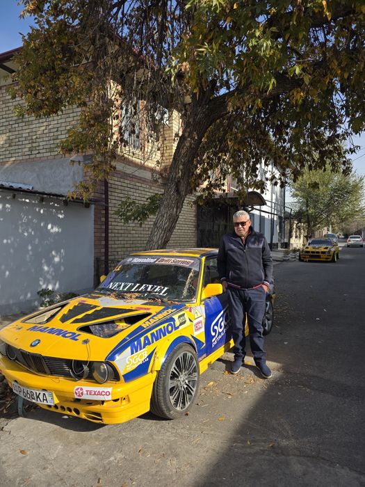 Профессиональный Автоинструктор Обучает Вождению