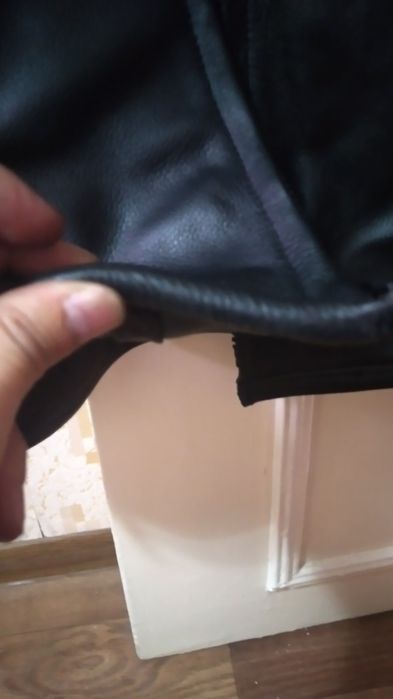 Продаю кожаную жилетку сделанную в Пакистане очень плотная кожа