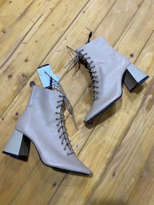 Нови боти от естествена кожа с връзки Zara