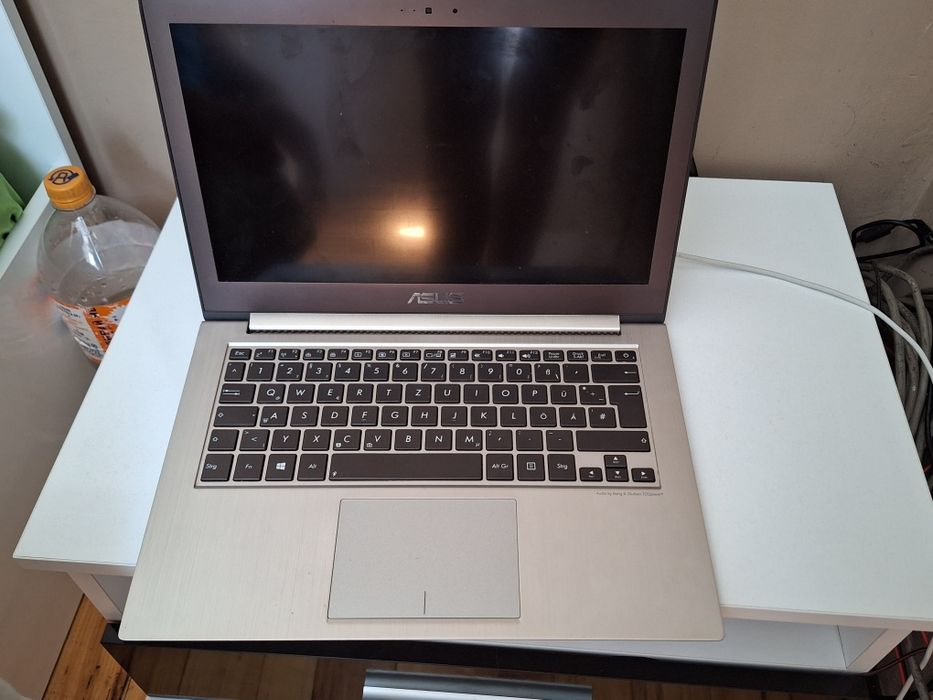 ASUS модел UH31A Notebook PC