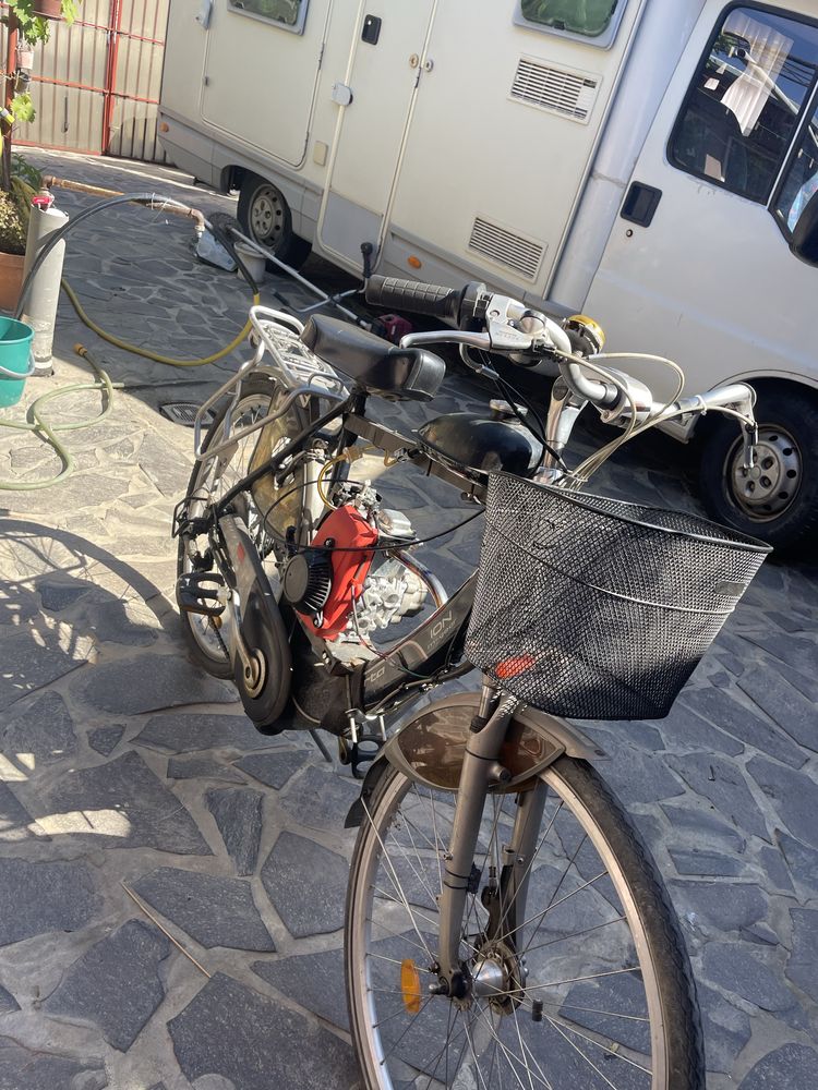 Vand bicicleta cu motor