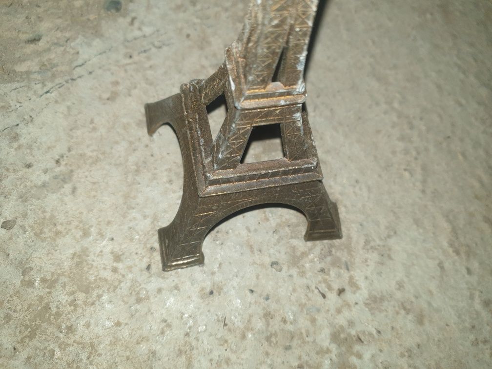 Turn Eiffel in bronz  H 17 cm, baza 8 x 8 cm.