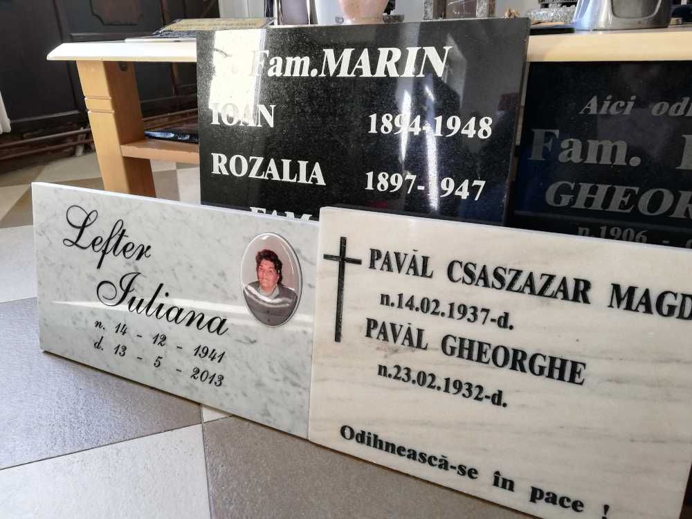 Vând placi comemorative, gravare și scriere monumente funerare