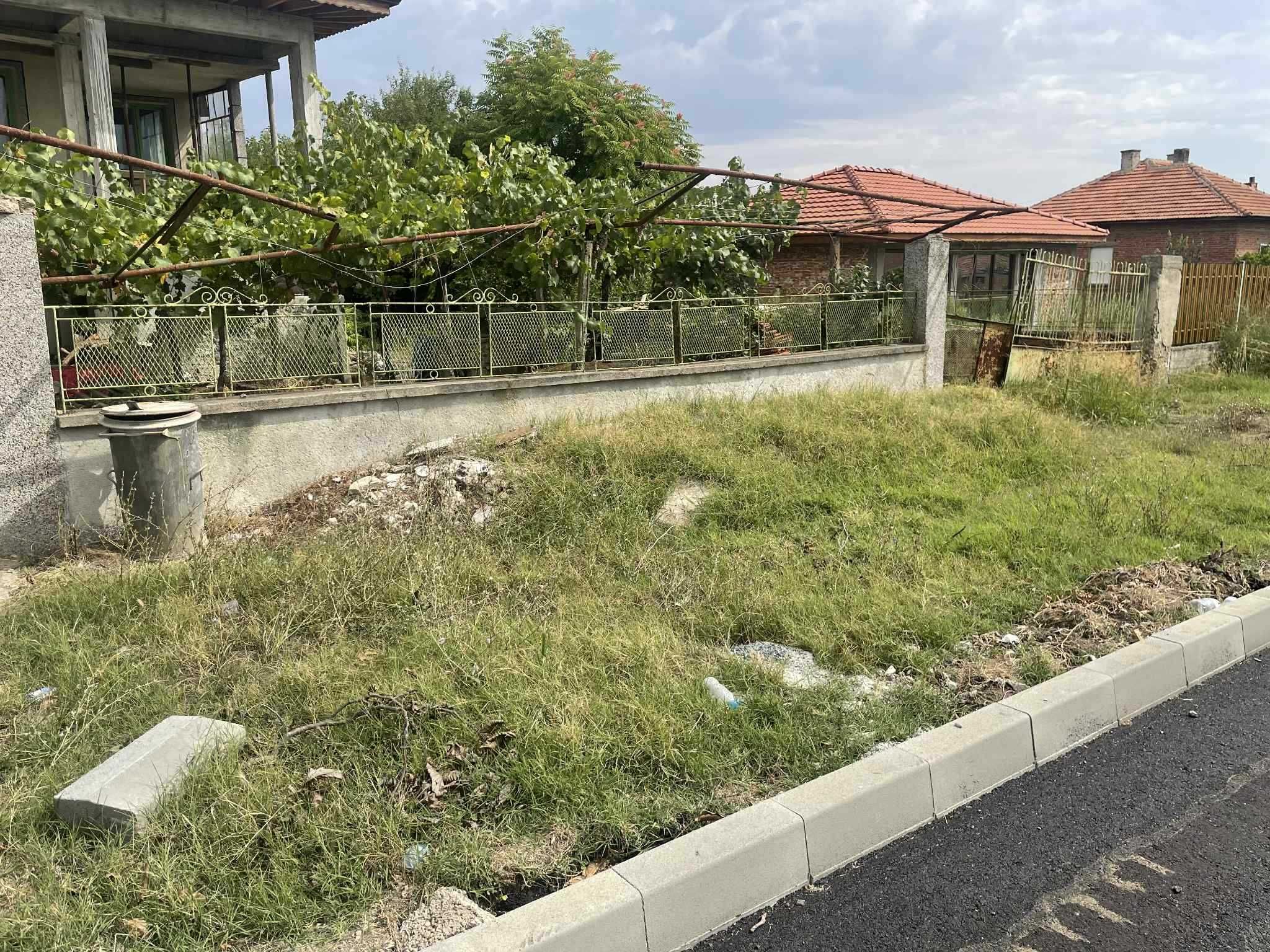 Продавам двуетажна къща в село Роза