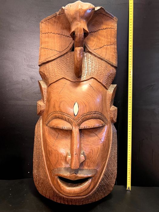 Impresionantă mască africana realizată din lemn masiv