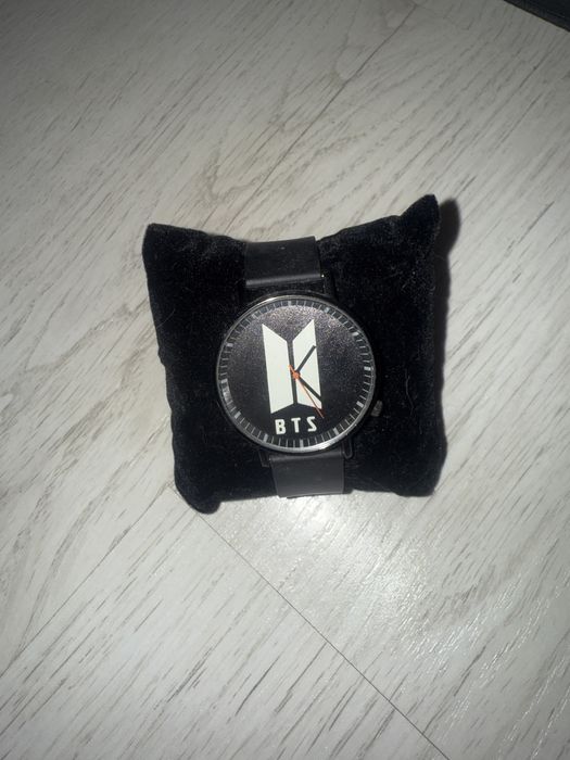 Ceas de mana cu BTS