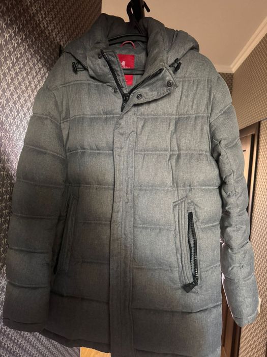 Зимний пуховик серого цвета