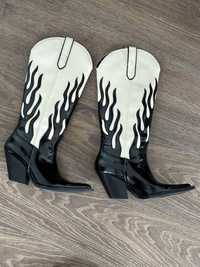 Cowboy boots with contrast flames