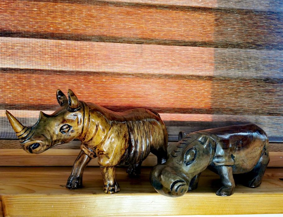 Фигура дървена дърворезба носорог скулптура от дърво ръчнно издялана