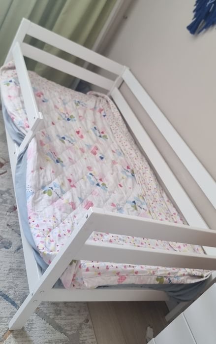 Продаю 2 одинаковые кровати белого цвета с бортиками.