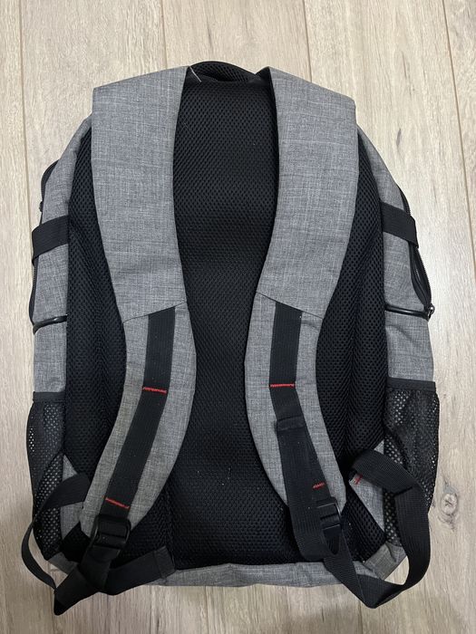 Сива раница, подходяща за лаптоп, работа или училище