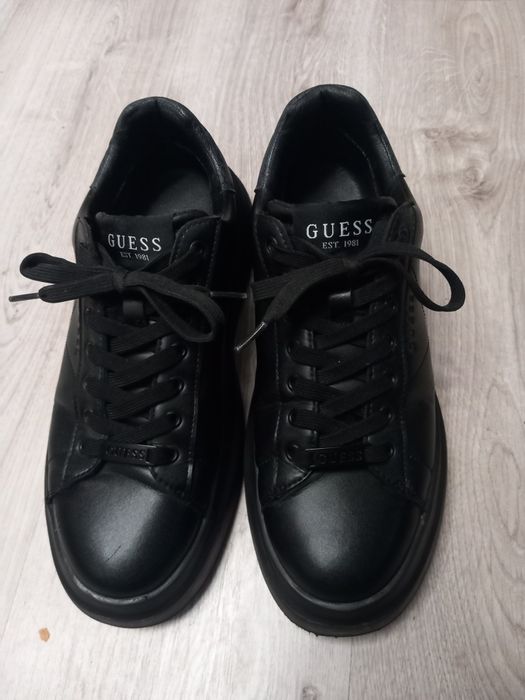 Vând adidas GUESS mărimea 43