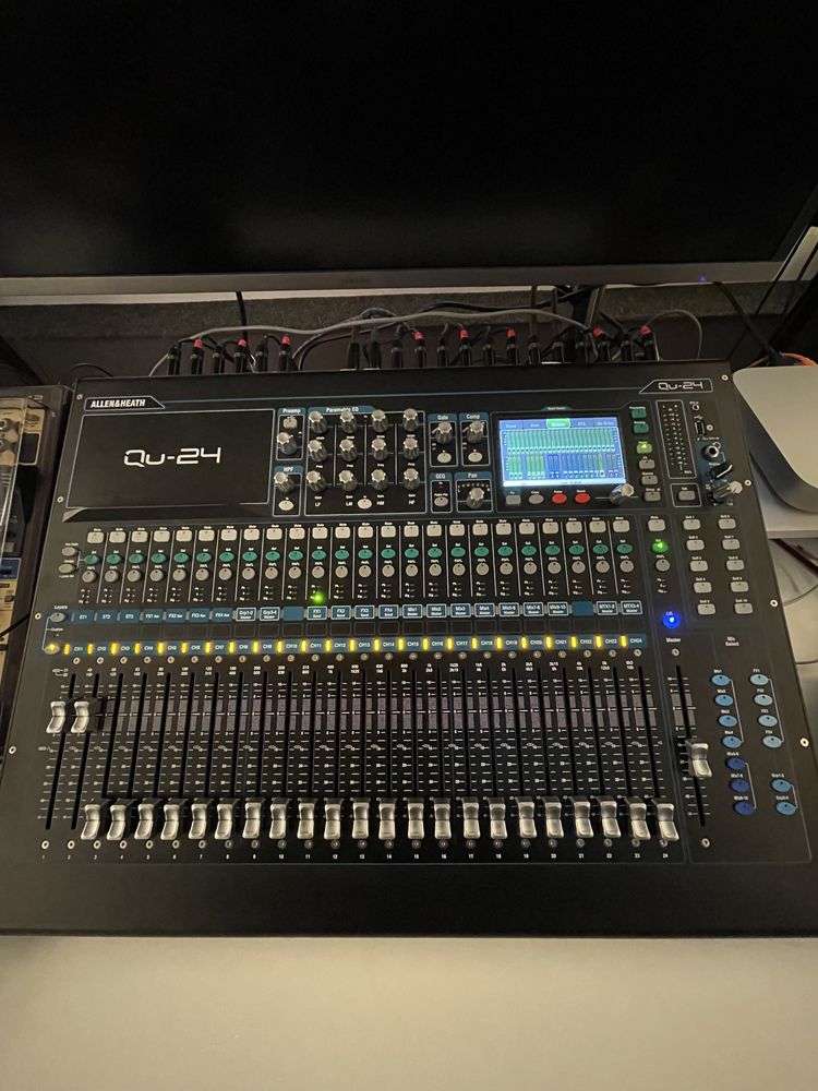 Allen & Heath Qu-24 Chrome Mixer Digital fadere motorizate