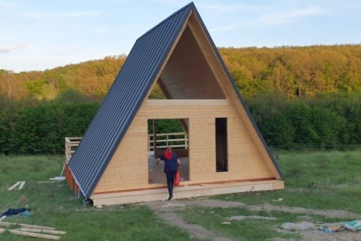 Vindem case si cabane din lemn, de tip A. Acestea se realizeaza la dim