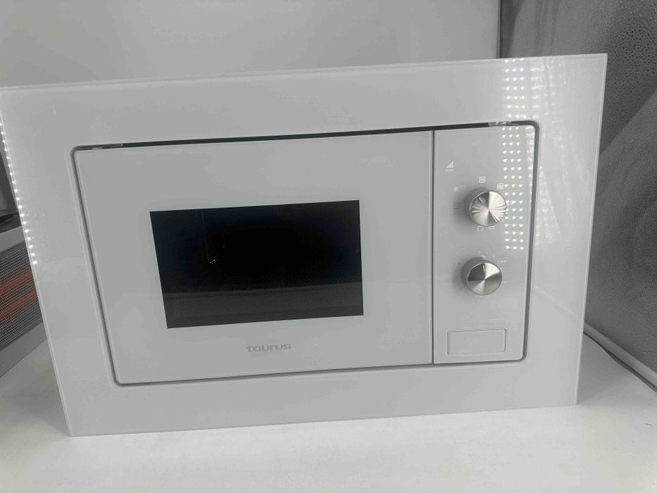Вградена бяла микровълнова TAURUS  стъклена 
Капацитет 20 л
Механично