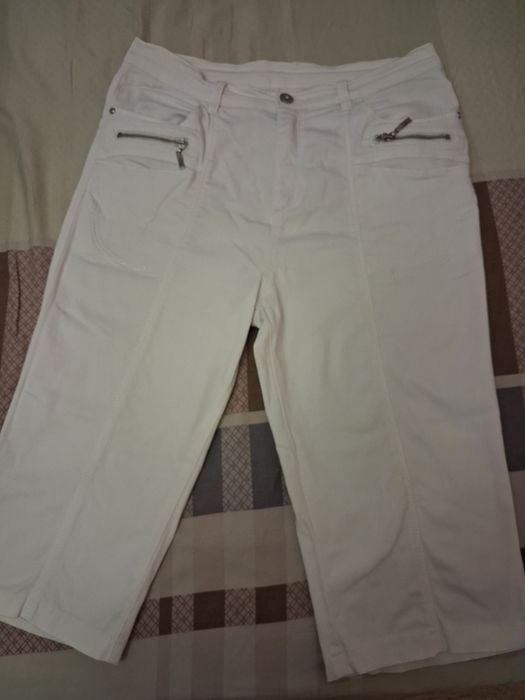 Женские шорты капри, маечка     оттличном состоянии, белые Капри 3 000