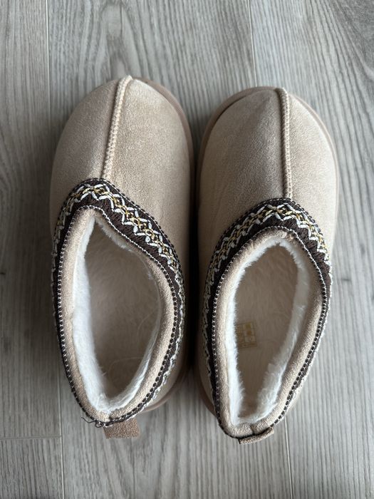 Model incaltaminte similar cu ugg
