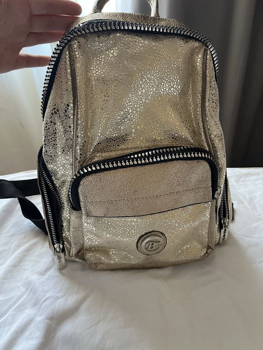 Дамска раница в златист цвят