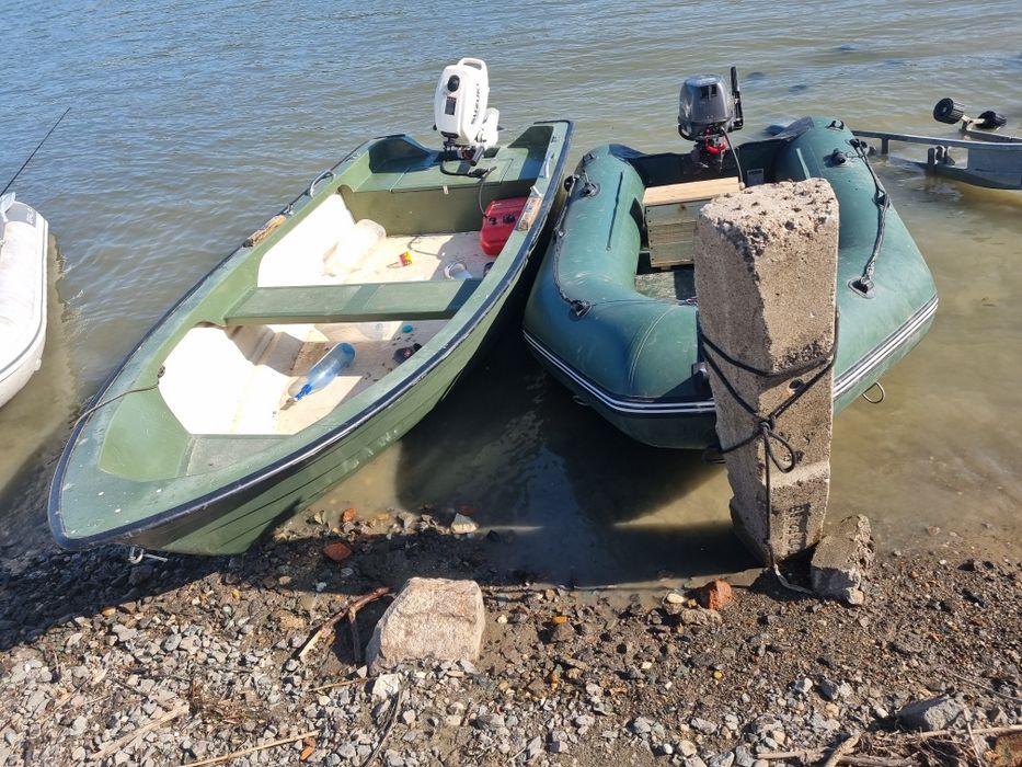 Vând barca de fibra model fibromarine 380m  160m cu acte !