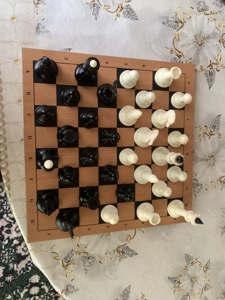 Шахматная доска с фигурами