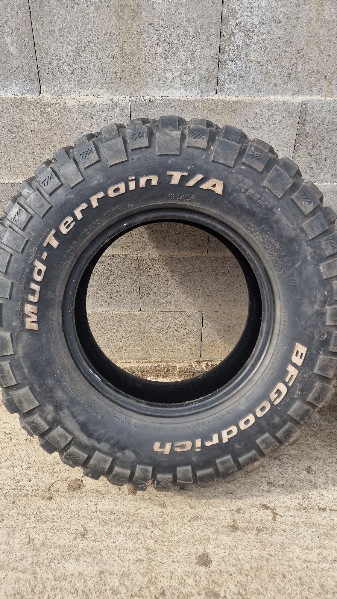 BF GOODRICH KM2 265 75 16