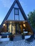 Cabana A-Frame cu jacuzzi & priveliști montane în Sibiel